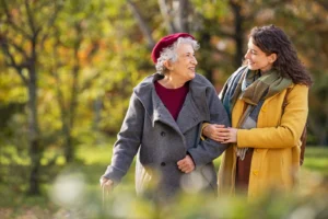 Femme âgée se promenant dans un parc avec une jeune femme