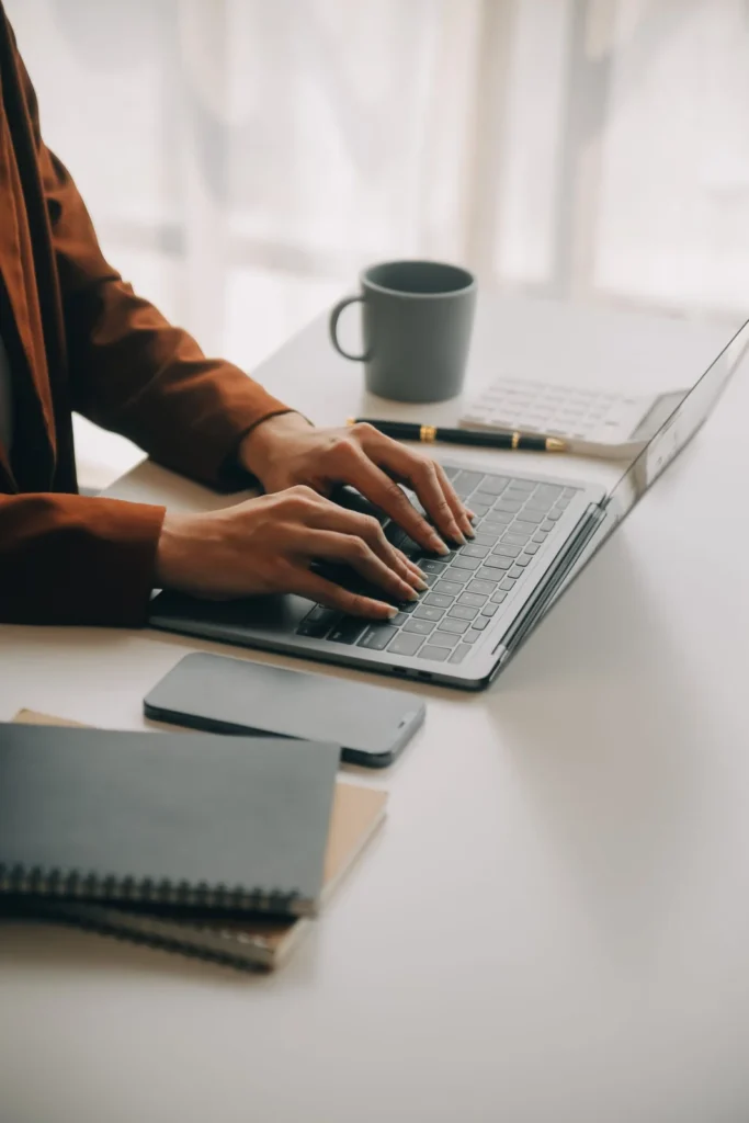 Personne travaillant sur un ordinateur portable