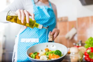 Préparation d’un repas : légumes poêlés et huile d’olive